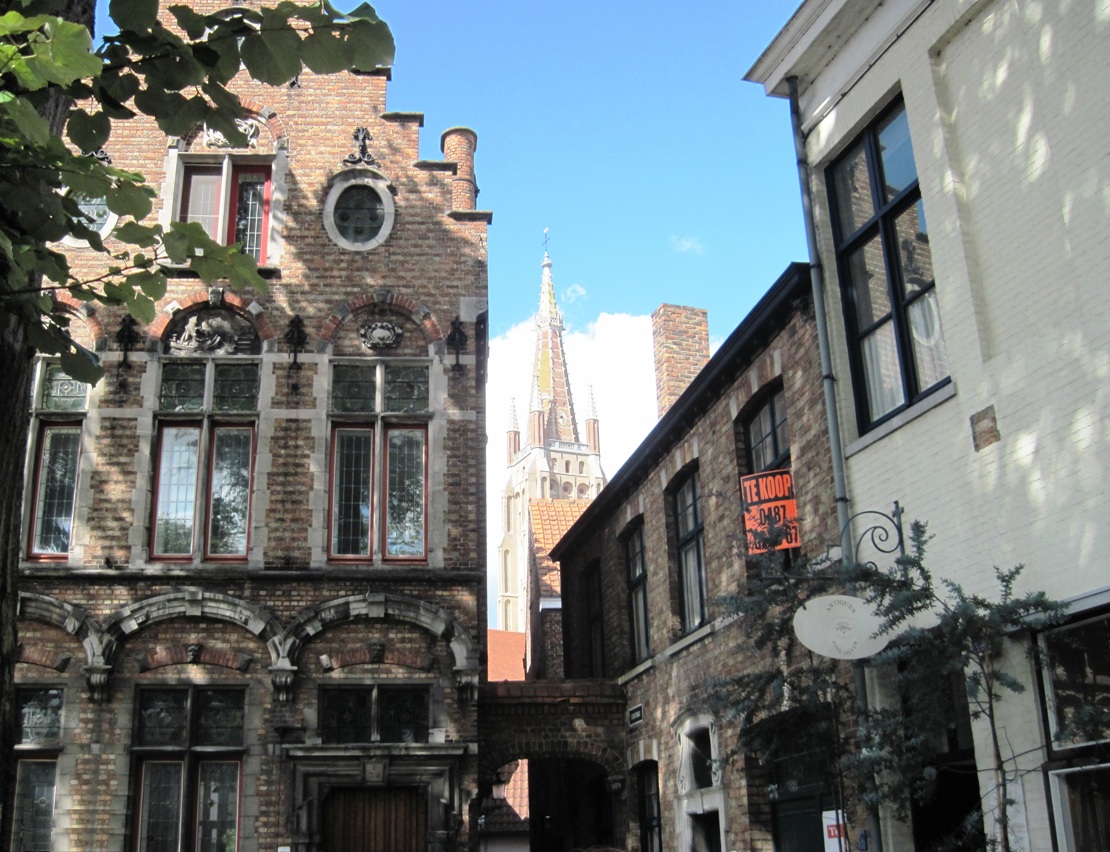 31- Bruges- Alcune abitazioni e sullo sfondo il campanile della Chiesa di Nostra Signora
